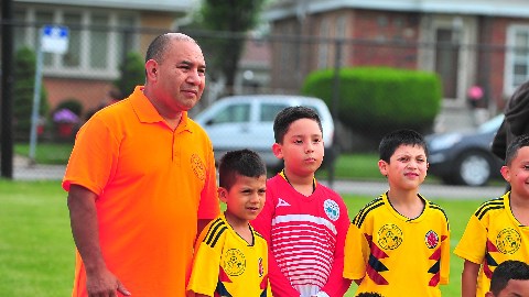 Más de 20 equipos de niños representando a selecciones mundialistas inauguraron el torneo de verano en Marquette Park Kids Soccer. (Javier Quiroz / La Raza)