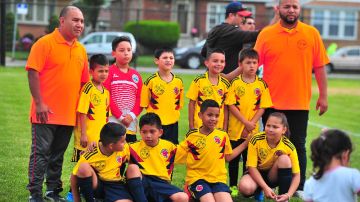 Más de 20 equipos de niños representando a selecciones mundialistas inauguraron el torneo de verano en Marquette Park Kids Soccer. (Javier Quiroz / La Raza)