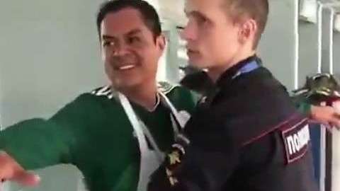 Un aficionado mexicano retó al humor de un guardia ruso en Ekaterimburgo.