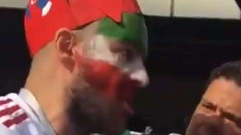 Trifulca en las calles de Moscú por el uso de una botarga de AMLO.