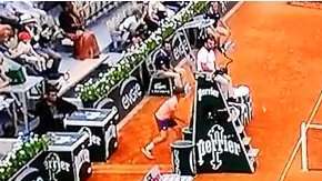 Dkokovic destrozó su raqueta tras golpearla contra el suelo varias veces