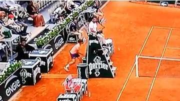 Dkokovic destrozó su raqueta tras golpearla contra el suelo varias veces