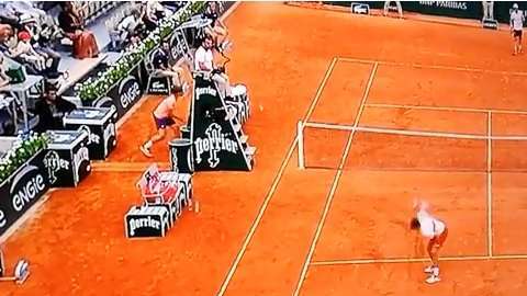 Dkokovic destrozó su raqueta tras golpearla contra el suelo varias veces