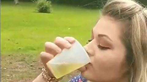 La mujer dice que la orina de su perro la curó del acné.