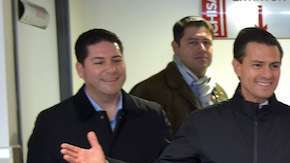 Enrique Peña Nieto visita un hospital en la Ciudad de México.