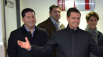 Enrique Peña Nieto visita un hospital en la Ciudad de México.