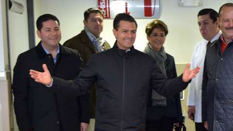 Enrique Peña Nieto visita un hospital en la Ciudad de México.