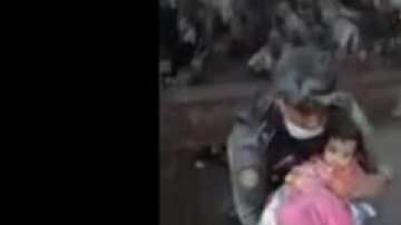 Rescatan a una bebé de una muerte segura.