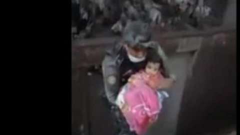 Rescatan a una bebé de una muerte segura.