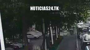 El policía cargó al anciano para ayudarle a cruzar la calle.