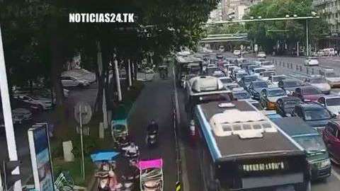 El policía cargó al anciano para ayudarle a cruzar la calle.