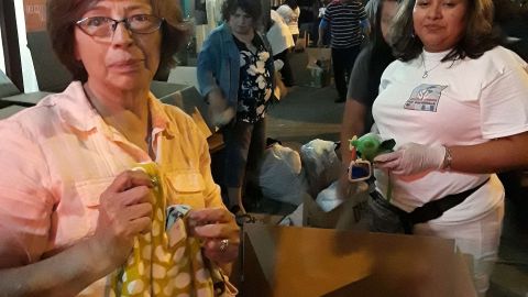 Guatemaltecas embalan cobijas, ropa, juguetes y medicinas en un evento organizado por la Sociedad Cívica Cultural de Guatemala y la Coalición Coordinadora Guatemalteca