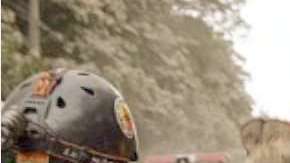 Un rescatista rompe en llanto ante las escenas de destrucción y muerte en Guatemala.