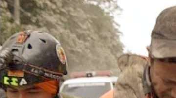 Un rescatista rompe en llanto ante las escenas de destrucción y muerte en Guatemala.