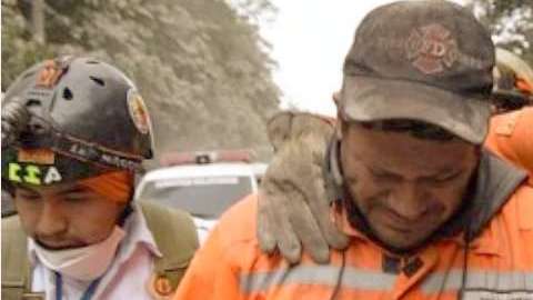 Un rescatista rompe en llanto ante las escenas de destrucción y muerte en Guatemala.