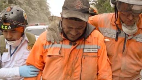 Un rescatista rompe en llanto ante las escenas de destrucción y muerte en Guatemala.