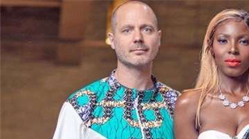 Un retrato familiar que muestra las diferentes culturas y raíces de los padres.