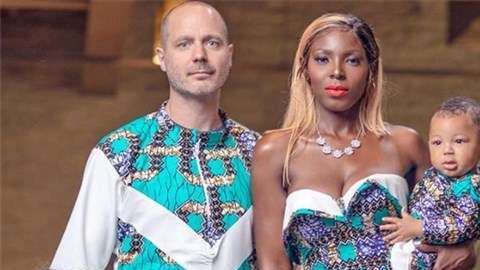 Un retrato familiar que muestra las diferentes culturas y raíces de los padres.