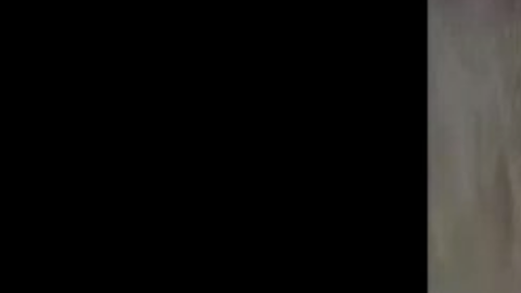 Una madre agrede a su bebé cuando cree que nadie la está mirando.