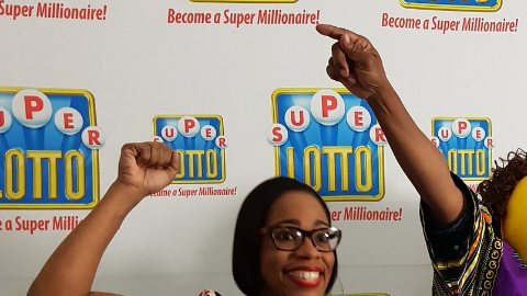 No es la primera vez que los ganadores protegen su identidad vistiendo disfraces