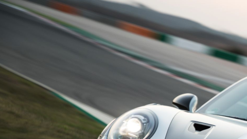 Uno de los autos más poderosos en una autopista sin límites.