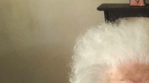 Un joven crea un reto para cortar el césped a personas mayores y necesitadas.