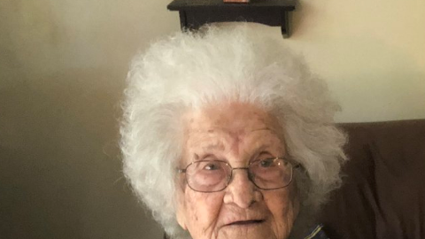 Un joven crea un reto para cortar el césped a personas mayores y necesitadas.