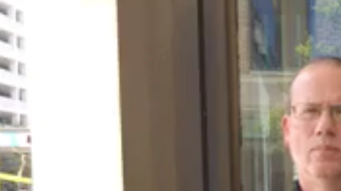 Una policía compró los comestibles robados de un enfermo diabético.