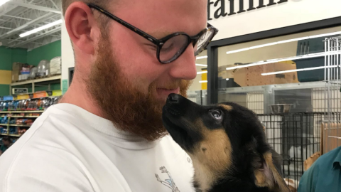 Este chico quiso adoptara a este perrito y recurrió a las redes sociales para convencer a su madre.