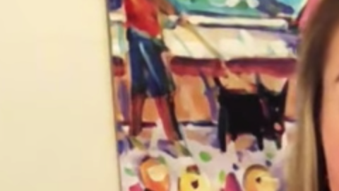 Page Kemna cantando su currículum a empresas para que la contraten.