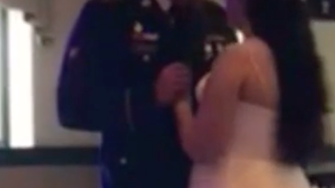 Los novios tuvieron que salir huyendo, escapando del fuego.