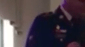 Los novios tuvieron que salir huyendo, escapando del fuego.