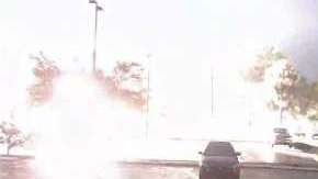 Vaya susto el de este policía al caer un rayo tan cerca.