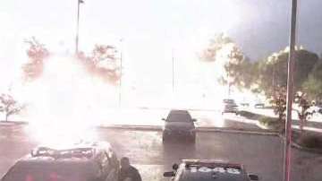 Vaya susto el de este policía al caer un rayo tan cerca.