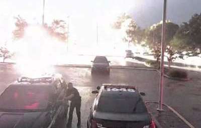 Vaya susto el de este policía al caer un rayo tan cerca.