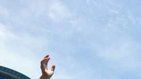 Asistentes al festejo tras el tiurnfo fel TRI en las inmediaciones de Reforma y  el Ángel de la Independencia.