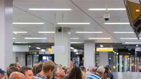 Según un empleado del aeropuerto de Stansted, si hacemos el check in al final, recibimos las maletas antes.