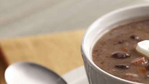 Frijoles negros  ligeramente condimentados con comino y orégano.