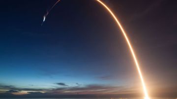 La nave espacial SpaceX Dragon se dirige hacia la Estación Espacial Internacional.