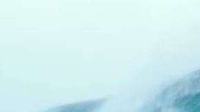 La ola lo golpeó fuertemente y el mar se los "tragó".