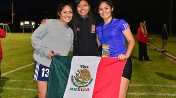 Priscila y Crystal Sotelo Torres junto a su amiga y rival la jugadora de Tigres, Nancy Antonio. (Javier Quiroz / La Raza)