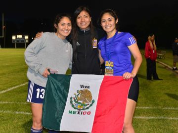 Priscila y Crystal Sotelo Torres junto a su amiga y rival la jugadora de Tigres, Nancy Antonio. (Javier Quiroz / La Raza)