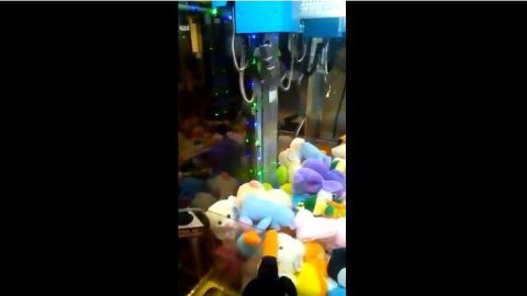 La técnica secreta para ganarle a las máquinas de peluches.