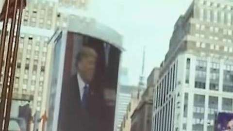 Los líderes incluso  aparecen en las pantallas de Times Square.