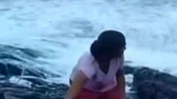 Los amigos solo vieron cómo el mar se tragó a uno de ellos.