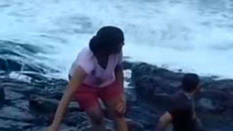 Los amigos solo vieron cómo el mar se tragó a uno de ellos.