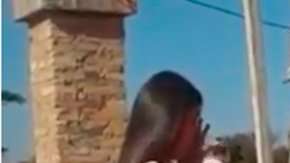 Yudit Romero le entrega su título universitario a su padre.