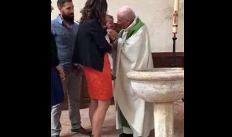 Previo a la bofetada, el cura aprieta con sus manos el rostro del menor.