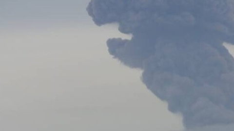 La columna de humo se elevó 500 metros sobre el borde del cráter.