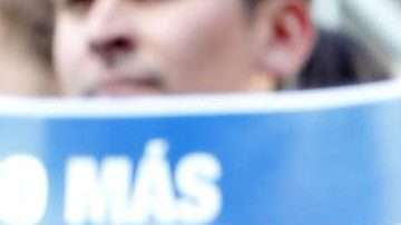 Activistas protestan por la separación de familias inmigrantes.